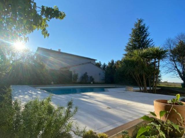 Aménagement autour d'une piscine